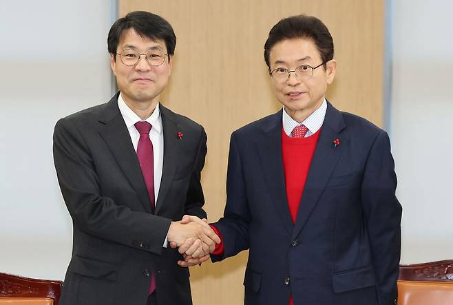 이철우 경북지사(오른쪽)와 김정기 대구시장 권한대행이 지난달 통합 관련 회의를 했다. [뉴시스]