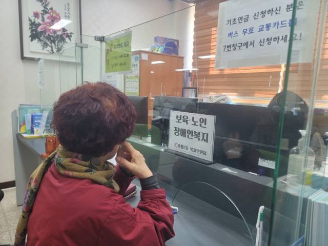 하늘이 엄마 김미소(가명)씨의 공공후견인인 한순희 씨는 지난달 27일 춘천의 한 행정복지센터를 찾아 ‘장애아 가족 양육 지원’ 제도의 대상 가능 여부를 물었다. 하지만 장애아 가족 양육 지원 제도는 하늘이의 요구 조건에 적용할 수 없는 사업이라는 답변이 돌아왔다.