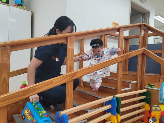 지난달 29일 하늘이가 강원대병원 소아재활클리닉에서 물리치료사와 함께 계단을 오르내리며 재활치료를 하고 있다. 이설화 기자