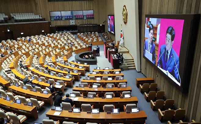 ▲ 최교진 부총리 겸 교육부 장관이 18일 교육·사회·문화 분야 대정부질문이 열린 국회 본회의장에서 민주당 강득구 의원의 질문에 답하고 있다. [연합뉴스]