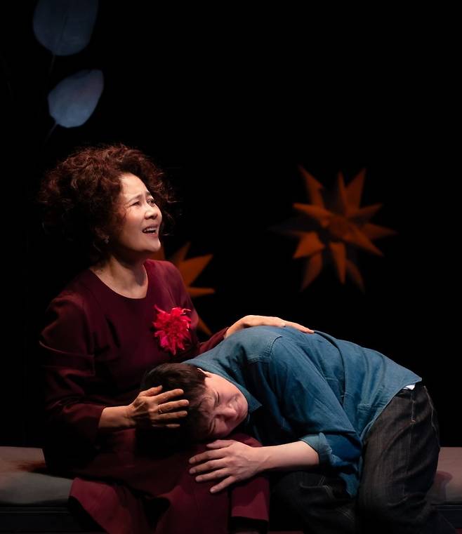 이별을 앞둔 엄마와 아들 / 사진제공. 극단 프랑코포니, 사진. ©박태양