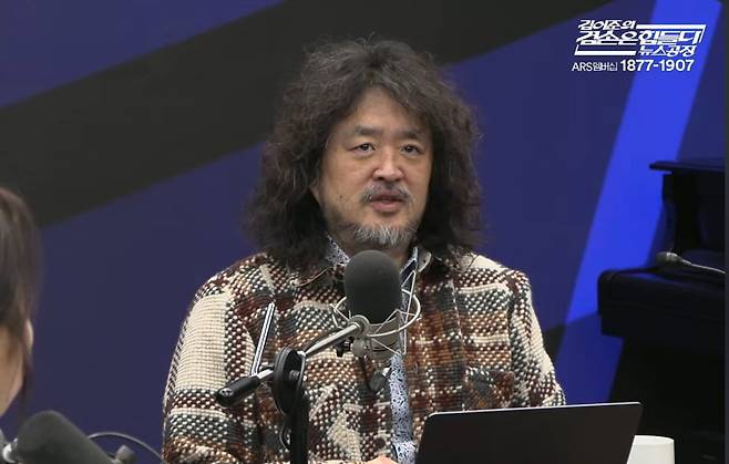 방송인 김어준씨가 자신의 유튜브 방송에서 정청래 민주당 대표 관련 발언을 하고 있다.  /김어준씨 유튜브 캡처