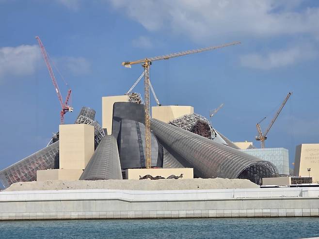 올해 완공을 목표로 건설 중인 구겐하임 아부다비 건물 전경.