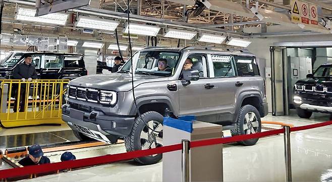 지난 4일 중국 베이징 순이구 내 베이징자동차그룹(BAIC) 스마트 공장에서 오프로드 차량 모델 ‘BJ40’의 안전성을 검증하는 다양한 테스트가 이뤄지고 있다. 모든 테스트를 거친 완성 차량에서 소프트웨어가 문제없이 작동하는지 공장 직원들이 확인하고 있다. 베이징=김은정 특파원