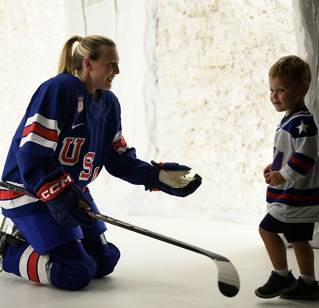 켄달 코인 스코필드가 아들과 함께 빙판 위에서 밝게 웃고 있다. 켄달 코인 스코필드 SNS