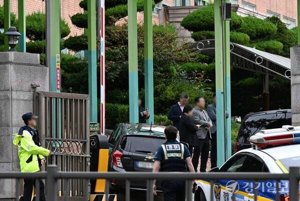 지난해 인천 대인고등학교 대상 폭발 및 칼부림 협박글이 119안전신고센터 홈페이지에 올라와 경찰 및 학교관계자들이 학교 출입을 통제하고 있다. 경기일보DB