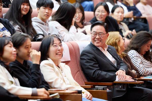 강수현 양주시장이 윤혜정 선생님의 ‘만점 국어의 시작과 끝’ 주제의 전문가 특강에 참석, 작가와 대화하며 웃고 있다. 양주시 제공