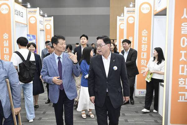 강수현 양주시장(오른쪽)과 임정모 동두천양주교육지원청 교육장이 JUMP-UP 양주 미래교육 페스타 진로박람회에 참석해 행사장을 둘러보고 있다. 양주시 제공