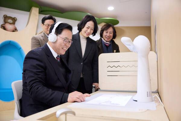 강수현 양주시장이 지난달 27일 경기도교육청 북부유아체험교육원에서 현장간부회의를 진행한 뒤 내부 시설물을 체험하고 있다. 양주시 제공