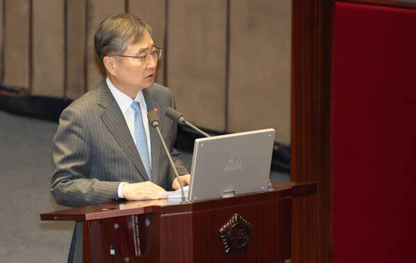 조현 외교부 장관이 9일 정치·외교·통일·안보 분야 대정부질문이 열린 국회 본회의장에서 더불어민주당 윤후덕 의원의 질문에 답하고 있다. 연합뉴스