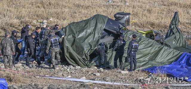 9일 가평군 조종면 신하교 인근에 추락한 군 헬기 잔해 근처에서 군 관계자, 과학수사대 등이 현장감식을 하고 있다. 이날 오전 육군 코브라 헬기가 훈련 중 추락했다. 조종사 두 명이 심정지 상태로 병원에 이송됐으나 전원 사망했다. 홍기웅기자