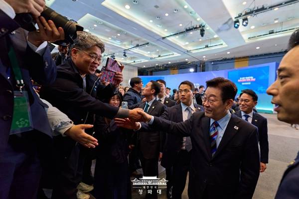 ▲ 시민들과 인사하는 이재명 대통령. 사진=청와대