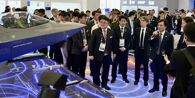 안규백 국방부 장관이 사우디아라비아 '국제방산전시회 2026' KAI 부스를 살펴본 뒤 소감을 밝히고 있다.  한국방위산업진흥회