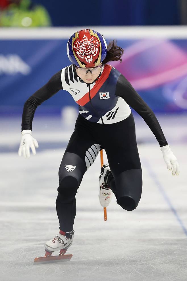 2026 밀라노ㆍ코르티나담페초 동계올림픽 쇼트트랙에 출전하는 최민정이 9일(한국시간) 이탈리아 밀라노 아이스스케이팅 아레나에서 스타트 훈련을 하고 있다. [연합뉴스]
