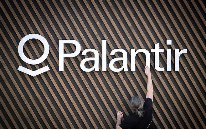 기업의 흩어진 데이터를 하나로 묶어 의사결정을 돕는 기업용 운영체제 ‘팔란티어(Palantir)’는 데이터가 방대하고 복잡해 의사결정에 병목이 생기는 대기업에 효과적이다. (EPA=연합뉴스)