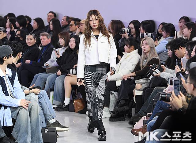 2026 F/W 서울패션위크’가 4일 서울 동대문디자인플라자(DDP)에서 열렸다. 배우 고(故) 최진실의 딸 최준희가 페노메논시퍼 쇼 모델로 캣워크를 갖고 있다.