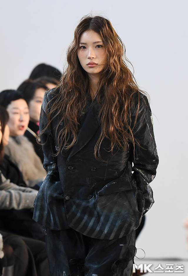 2026 F/W 서울패션위크’가 4일 서울 동대문디자인플라자(DDP)에서 열렸다. 배우 고(故) 최진실의 딸 최준희가 페노메논시퍼 쇼 모델로 캣워크를 갖고 있다.