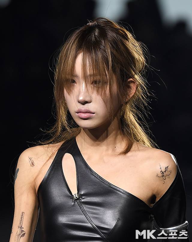 ‘2026 F/W 서울패션위크’가 6일 서울 동대문디자인플라자(DDP)에서 열렸다. 배우 고(故) 최진실 딸 최준희가 홀리넘버세븐 모델로 캣워크를 갖고 있다.