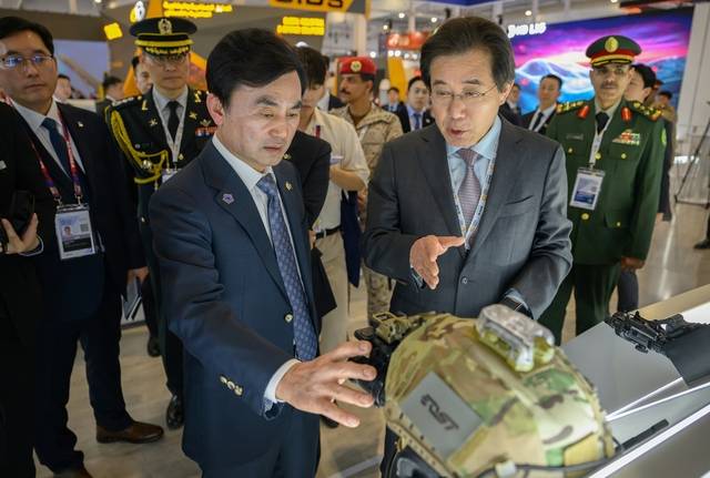 안규백 국방부장관이 8일(현지시각) 사우디 세계방산전시회에 참가한 한국 방산업체 전시 부스를 방문하고 있다. 국방부 제공