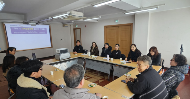 창원시상권활성화재단과 창동통합상가 상인회, 창동예술촌이 9일 지역 상권 활성화를 위한 간담회를 하고 있다. 창동상인회 제공