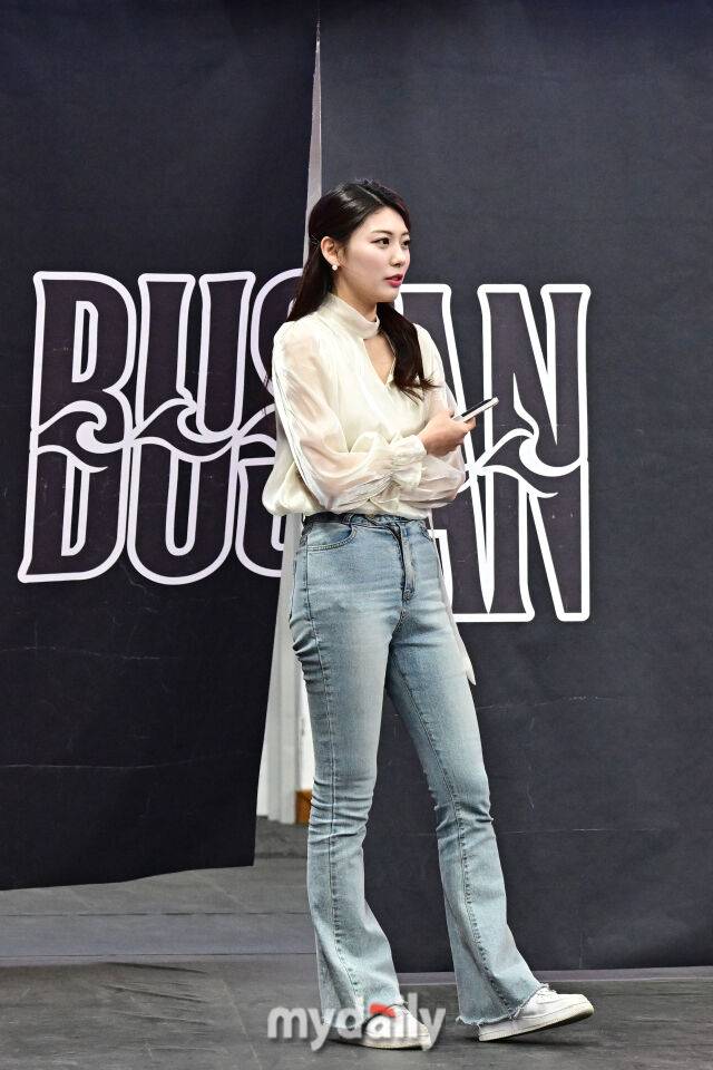 ▲ 성공적인 첫 감독 인터뷰를 위해 연습 또 연습. [사진 = 한국배구연맹(KOVO)]