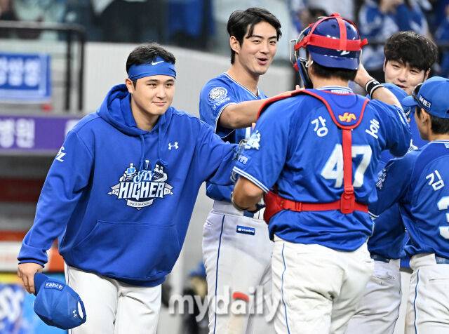 19일 오후 대전광역시 중구 대전한화생명볼파크에서 진행된 '2025 프로야구 KBO리그 포스트시즌' 플레이오프(PO) 2차전 한화이글스와 삼성라이온즈의 경기. 삼성 최원태가 7-3으로 승리한 뒤 강민호와 환호하고 있다./마이데일리