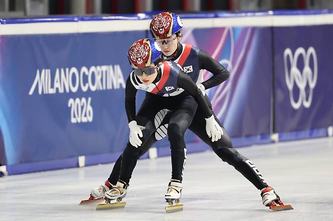 2026 밀라노ㆍ코르티나담페초 동계올림픽 쇼트트랙에 출전하는 최민정이 8일(현지 시각) 이탈리아 밀라노 아이스스케이팅 아레나에서 열린 계주 훈련에서 김길리를 밀어주고 있다. [연합]