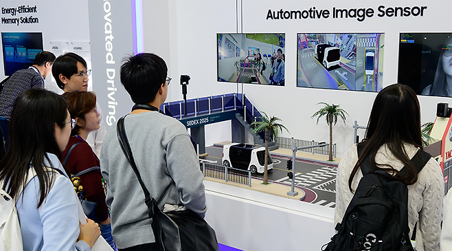 지난해 10월 서울 강남구 코엑스에서 열린 ‘제27회 반도체대전(SEDEX 2025)’에서 관람객들이 삼성전자가 전시한 제품들을 살펴보고 있다. [삼성전자 뉴스룸]