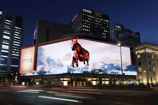 2026년 새해를 맞아 서울 중구 신세계백화점 본점 신세계스퀘어에 공개된 미디어아트 ‘천마도’ [신세계백화점 제공]