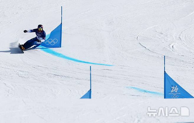 [리비뇨=뉴시스] 김근수 기자 = 스노보드 김상겸이 8일(현지 시간) 이탈리아 리비뇨 스노우파크에서 2026 밀라노·코르티나 담페초 동계올림픽 스노보드 남자 평행대회전 16강을 치르고 있다. 2026.02.08. ks@newsis.com