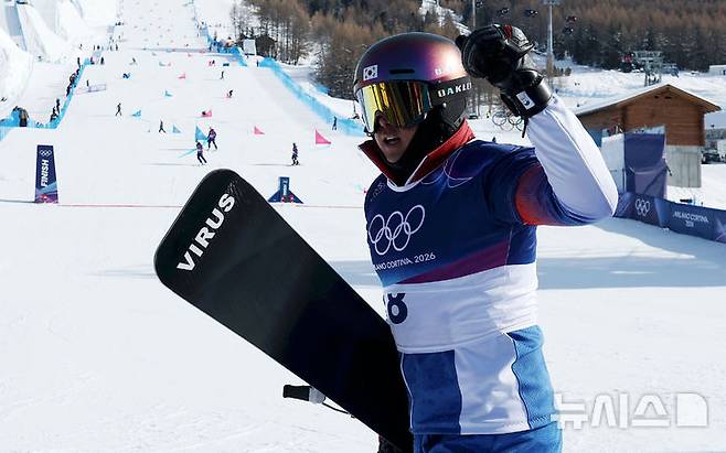 [리비뇨=뉴시스] 김근수 기자 = 스노보드 김상겸이 8일(현지 시간) 이탈리아 리비뇨 스노우파크에서 열린 2026 밀라노·코르티나 담페초 동계올림픽 스노보드 남자 평행대회전 8강에서 준결승을 확정한 뒤 주먹을 쥐고 있다. 2026.02.08. ks@newsis.com
