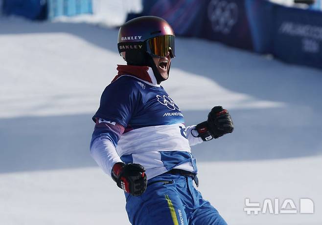 [리비뇨=뉴시스] 김근수 기자 = 스노보드 김상겸이 8일(현지 시간) 이탈리아 리비뇨 스노우파크에서 열린 2026 밀라노·코르티나 담페초 동계올림픽 스노보드 남자 평행대회전 준결승에서 결승선을 먼저 통과한 뒤 기뻐하고 있다. 2026.02.08. ks@newsis.com