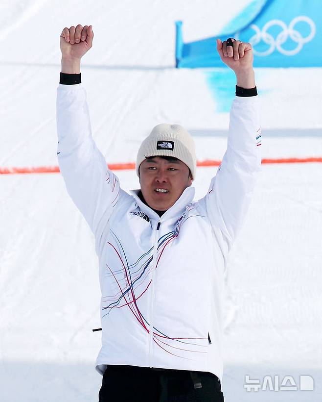 [리비뇨=뉴시스] 김근수 기자 = 은메달을 차지한 스노보드 김상겸이 8일(현지 시간) 이탈리아 리비뇨 스노우파크에서 열린 2026 밀라노·코르티나 담페초 동계올림픽 스노보드 남자 평행대회전 시상식에서 기뻐하고 있다. 2026.02.08. ks@newsis.com