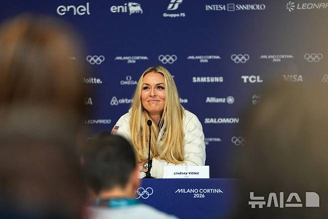 [코르티나담페초=AP/뉴시스] 스키 여제 린지 본(미국)이 3일(현지 시간) 이탈리아 코르티나담페초에서 기자회견을 하고 있다. 2026.02.04.