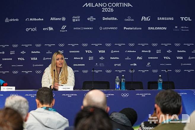 [코르티나담페초=AP/뉴시스] 스키 여제 린지 본(미국)이 3일(현지 시간) 이탈리아 코르티나담페초에서 기자회견을 하고 있다. 2026.02.04.