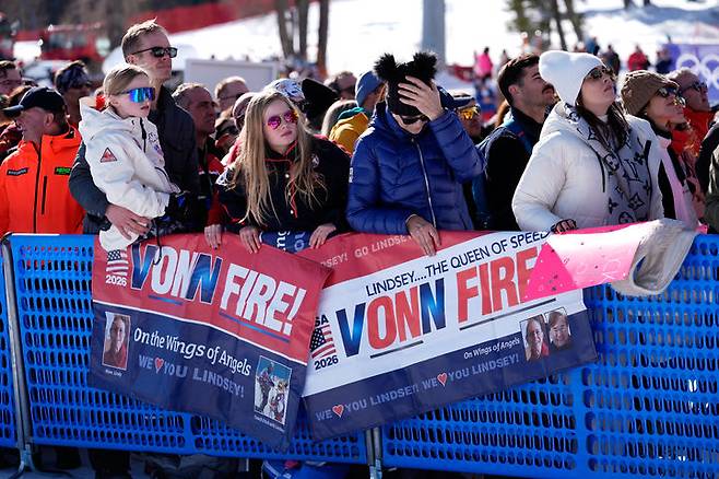 [코르티나담페초=AP/뉴시스] 8일(현지 시간) 이탈리아 코르티나담페초 토파네 알파인스키센터에서 열린 2026 밀라노·코르티나담페초 동계올림픽 알파인 스키 여자 활강 경기에서 린지 본(미국)이 넘어지자 관중들이 아쉬워 하고 있다. 본은 경기 시작 13초 만에 오른팔이 기문에 부딪혀 넘어져 뒹굴며 왼쪽 다리가 골절돼 병원으로 옮겨졌다. 2026.02.09.