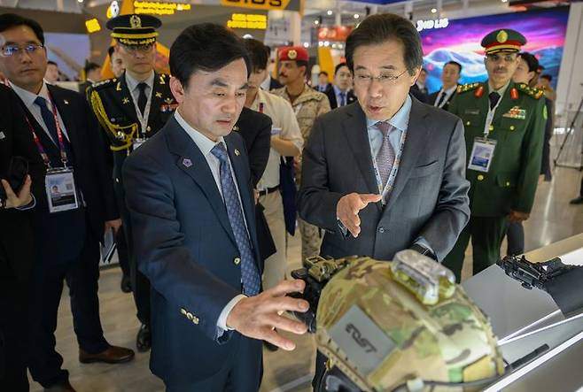 [서울=뉴시스] 안규백 국방부 장관이 8일(현지 시간) 사우디아라비아 리야드에서 열린 '제3회 사우디 세계방산전시회'에 참가한 한국 방산업체 전시 부스를 방문하고 있다. (사진=국방부 제공) 2026.02.09. photo@newsis.com *재판매 및 DB 금지