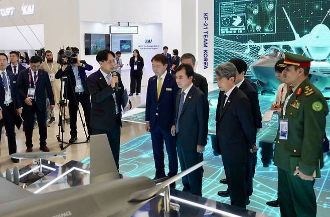 [서울=뉴시스] 안규백 국방부 장관이 8일(현지시간) 사우디아라비아 수도 리야드에서 열린 '국제방산전시회(WDS) 2026' 한국항공우주산업(KAI) 부스를 방문해 관계자의 설명을 듣고 있다. (사진=한국방위산업진흥회 제공) 2026.02.09. photo@newsis.com *재판매 및 DB 금지