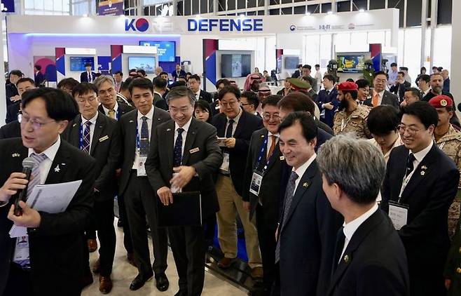 [서울=뉴시스] 안규백 국방부 장관이 8일(현지시간) 사우디아라비아 수도 리야드에서 열린 '국제방산전시회(WDS) 2026' 한국항공우주산업(KAI) 부스를 방문해 둘러보고 있다. (사진=한국방위산업진흥회 제공) 2026.02.09. photo@newsis.com *재판매 및 DB 금지