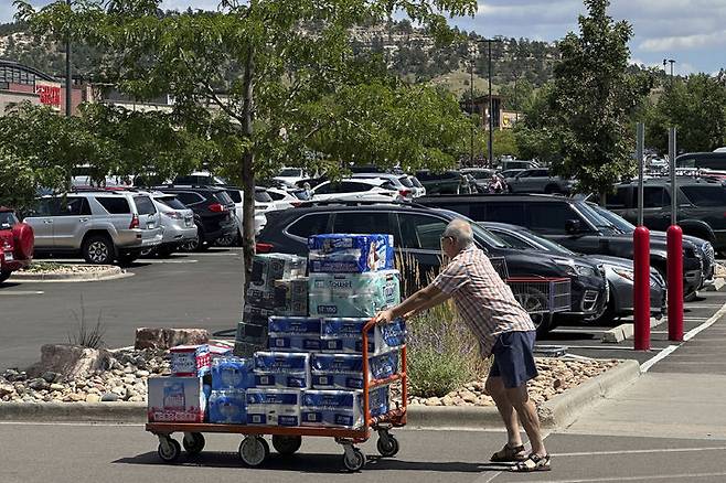 [콜로라도스프링스=AP/뉴시스] 지난해 8월 12일(현지 시간) 미국 콜로라도주 콜로라도스프링스 소재 코스트코 주차장에서 한 쇼핑객이 카트를 밀고 있다. 2026.02.09.