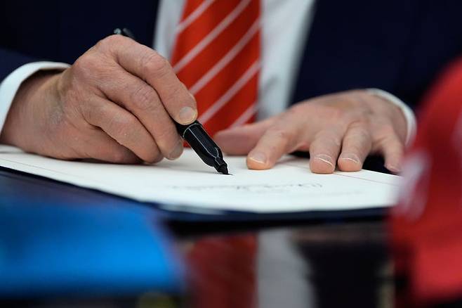 [워싱턴=AP/뉴시스] 도널드 트럼프 미국 대통령이 지난 3일(현지 시간) 백악관 집무실에서 연방정부 부분 셧다운(일시적 업무정지)을 끝내는 예산안에 서명하고 있다. 2026.02.09.