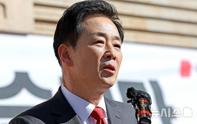 [대구=뉴시스] 이무열 기자 = 유영하 국민의힘 의원(대구 달서구갑)이 9일 대구 중구 인교동 삼성상회 옛터 앞에서 6·3 지방선거 대구시장 출마 선언 의사를 밝히고 있다. 2026.02.09. lmy@newsis.com