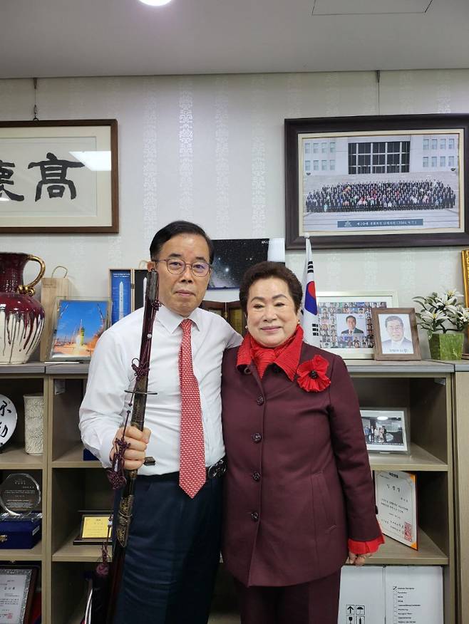 박성중(왼쪽) 전 국민의힘 의원이 이희자 한국근우회장과 지난 2022년 초 서울 여의도 국회 의원회관에서 촬영한 것으로 추정되는 사진. 제보자 제공