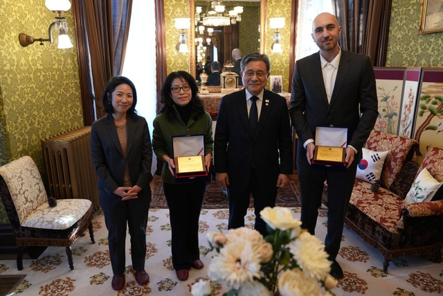 미국 워싱턴DC 주미대한제국공사관에서 개최된 책반 기증식에서 ‘번암집’ 책판 기증자 김은혜씨(왼쪽에서 두번째)와 ‘척암선생문집’ ‘송자대전’ 책판 기증자들의 대리인 애런 팔라씨(맨 오른쪽)가 감사패를 받고 기념촬영하고 있다. 국가유산청