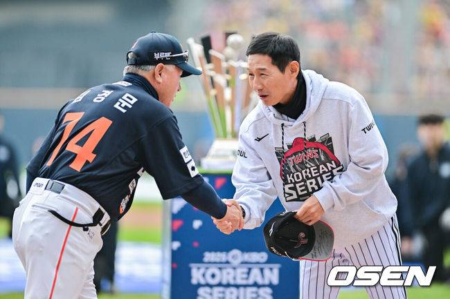 [OSEN=잠실, 박준형 기자] 26일 오후 서울 잠실야구장에서 2025 신한 SOL Bank KBO리그 포스트시즌 한국시리즈 1차전 LG 트윈스와 한화 이글스의 경기가 열렸다. LG는 앤더스 톨허스트, 한화는 문동주를 선발 투수로 내세웠다. 식전행사에서 LG 염경엽 감독과 한화 김경문 감독이 악수를 나누고 있다.    2025.10.26 / soul1014@osen.co.kr