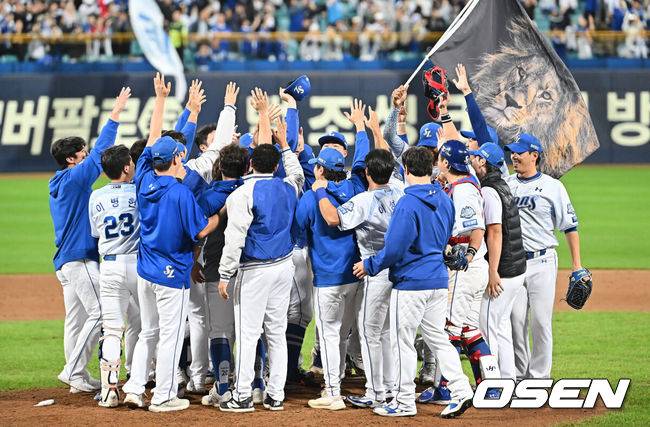 [OSEN=대구, 이석우 기자] 삼성 라이온즈가 14일 대구 삼성라이온즈파크에서 열린 2025 신한 SOL뱅크 KBO 준플레이오프 4차전 경기에서 SSG 랜더스를 꺾고 플레이오프에 진출했다.  삼성은 후라도의 7이닝 무실점 호투와 디아즈의 극적인 쐐기 2점 홈런을 앞세워 SSG에 5-2로 승리했다. 삼성 라이온즈 선수들이 승리를 결정짓고 마운드에서 기쁨을 나누고 있다. 2025.10.14 / foto0307@osen.co.kr