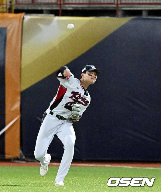 [OSEN=타이베이(대만), 이대선 기자] 14일 오후 대만 타이베이 티엔무야구장에서 세계야구소프트볼연맹(WBSC) 프리미어12 2024 B조 2차전 대한민국과 쿠바의 경기가 열렸다.대한민국은 2차전 선발투수로 곽빈, 쿠바는 리반 모이넬로를 내세웠다.7회초 무사 만루에서 대한민국 윤동희가 쿠바 발도퀸의 우익수 플라이를 잡아 홈으로 송구하고 있다. 2024.11.14 /sunday@osen.co.kr