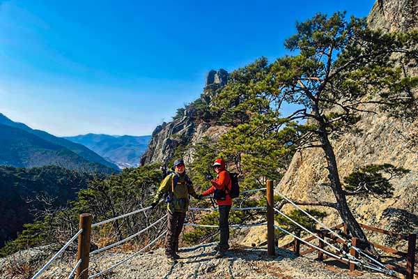앵기랑바위를 배경으로 섰다.