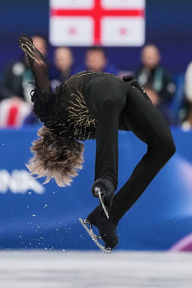 미국 피겨스케이팅 국가대표 일리야 말리닌이 9일 열린 2026 밀라노∙코르티나담페초 동계 올림픽 팀 이벤트 남자 싱글 경기에서 백플립을 선보이고 있다. 밀라노=AP연합뉴스