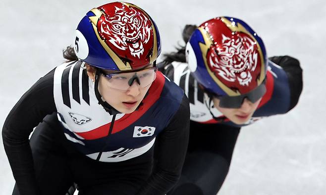 쇼트트랙 대한민국 대표팀 최민정(왼쪽)과 김길리가 9일(현지 시간) 이탈리아 밀라노 아이스스케이팅 아레나에서 내일 있을 경기에 대비해 훈련을 하고 있다. 뉴시스